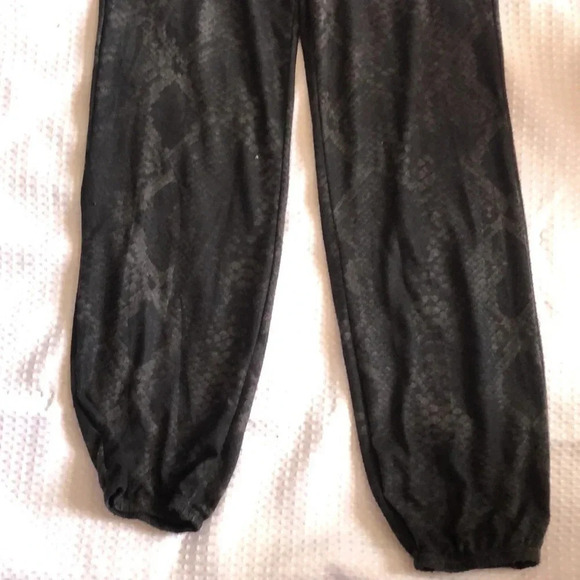 NWT Haute Red Classic Printed Hacci Jogger - Picture 7 of 12